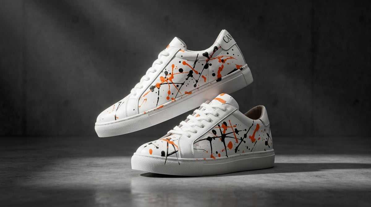Detail eines handbemalten Canvas Studios Sneakers aus weißem Leder