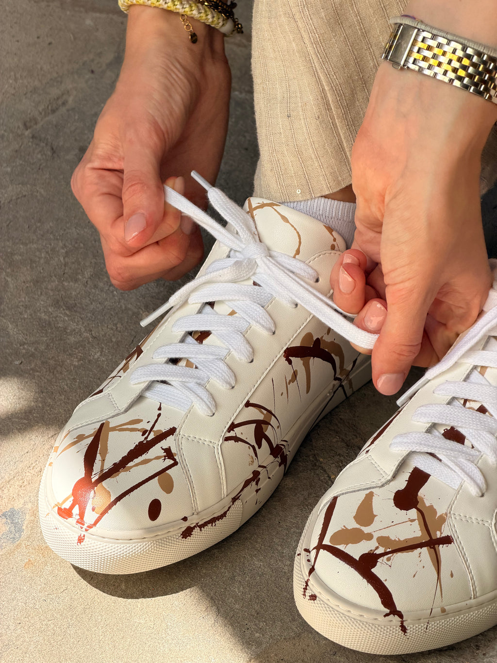 Handbemalter weißer Leder-Sneaker mit braunen Farbspritzern